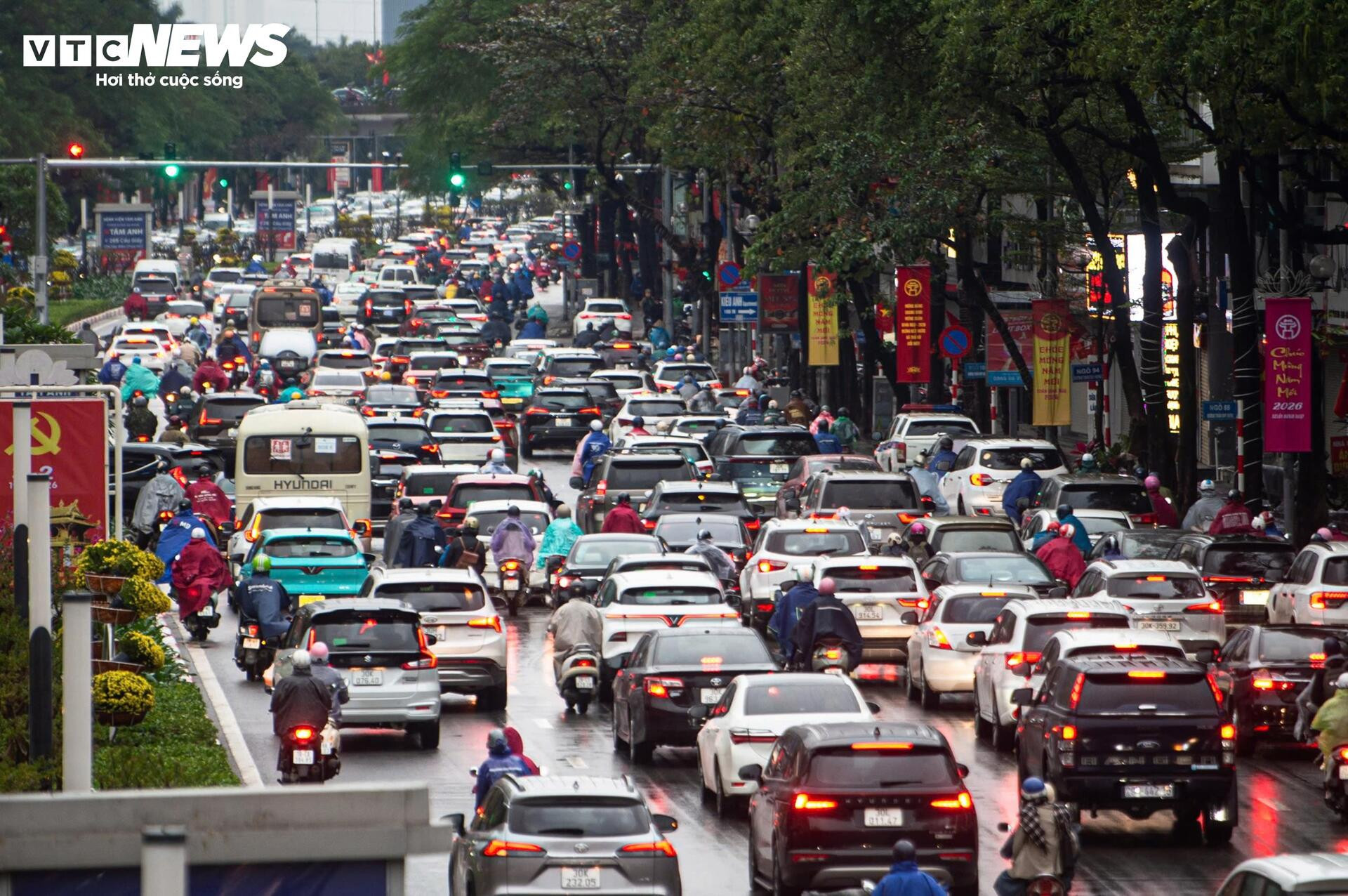 Người Hà Nội đổ ra đường sắm Tết, giao thông kẹt cứng từ sáng sớm - 16