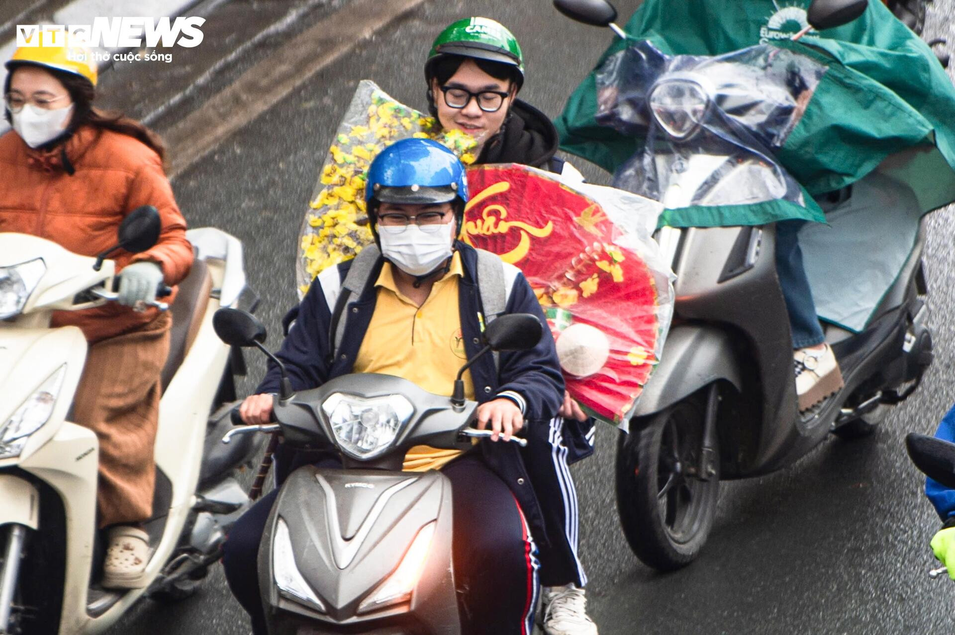 Người Hà Nội đổ ra đường sắm Tết, giao thông kẹt cứng từ sáng sớm - 9