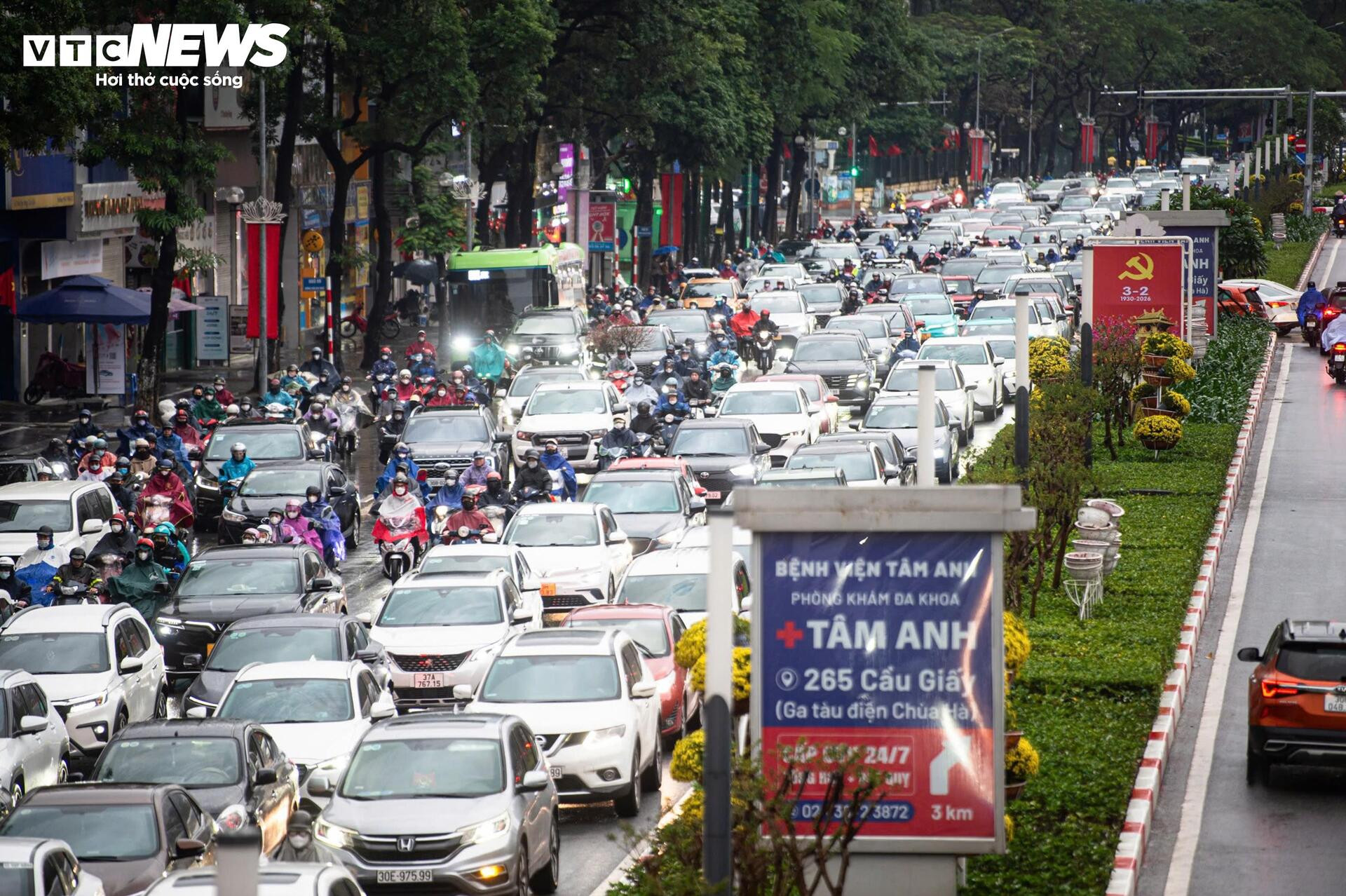 Người Hà Nội đổ ra đường sắm Tết, giao thông kẹt cứng từ sáng sớm - 1