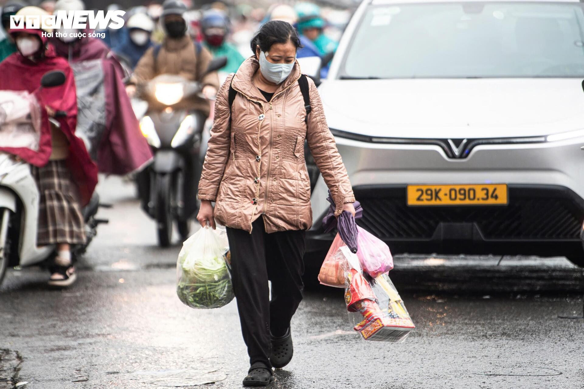 Người Hà Nội đổ ra đường sắm Tết, giao thông kẹt cứng từ sáng sớm - 12