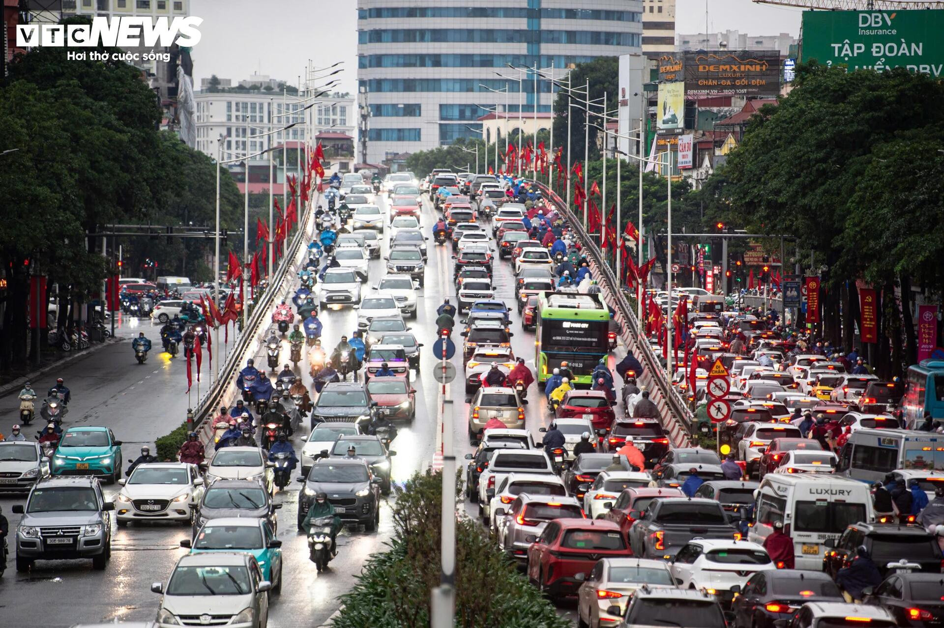 Người Hà Nội đổ ra đường sắm Tết, giao thông kẹt cứng từ sáng sớm - 17