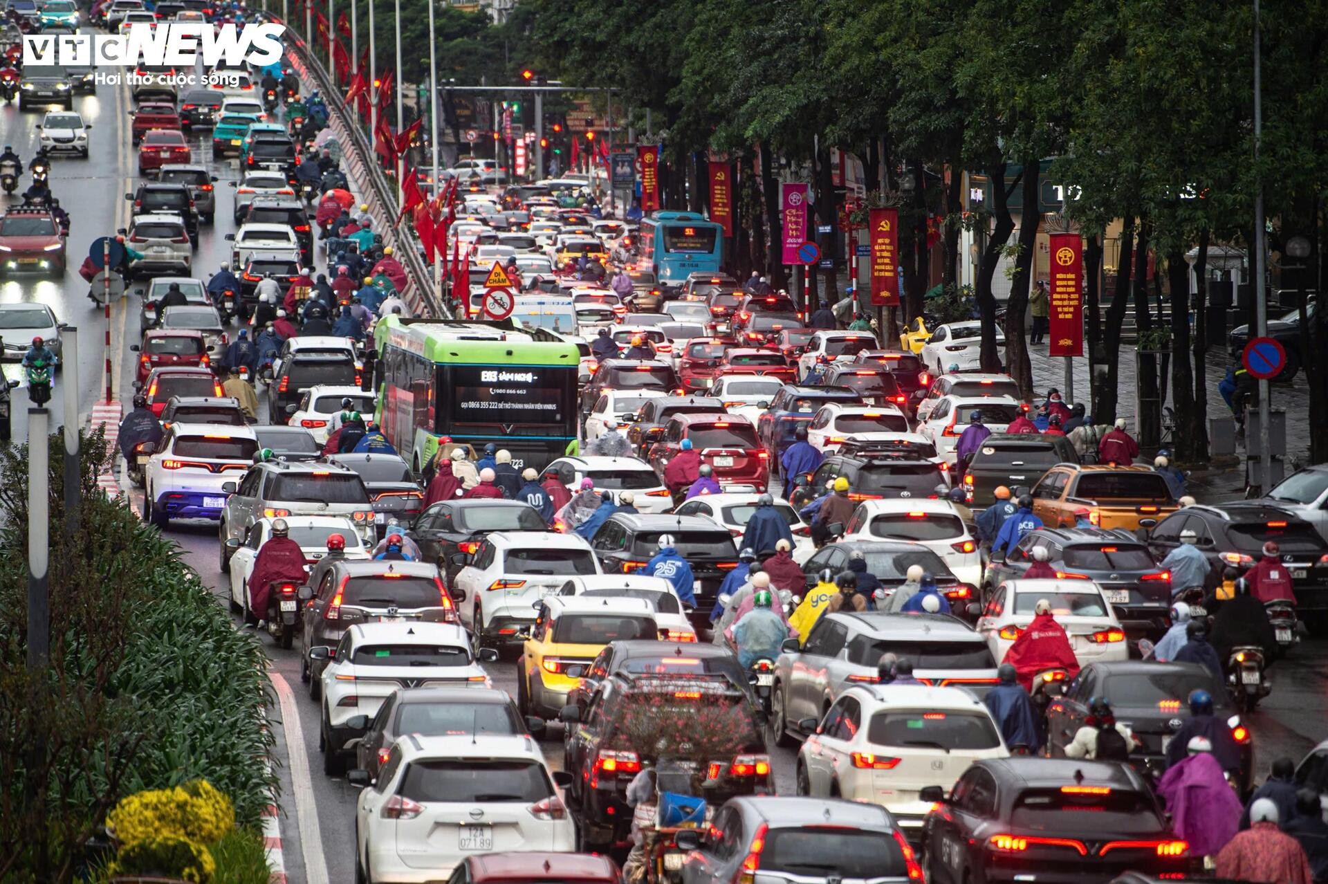 Người Hà Nội đổ ra đường sắm Tết, giao thông kẹt cứng từ sáng sớm - 6