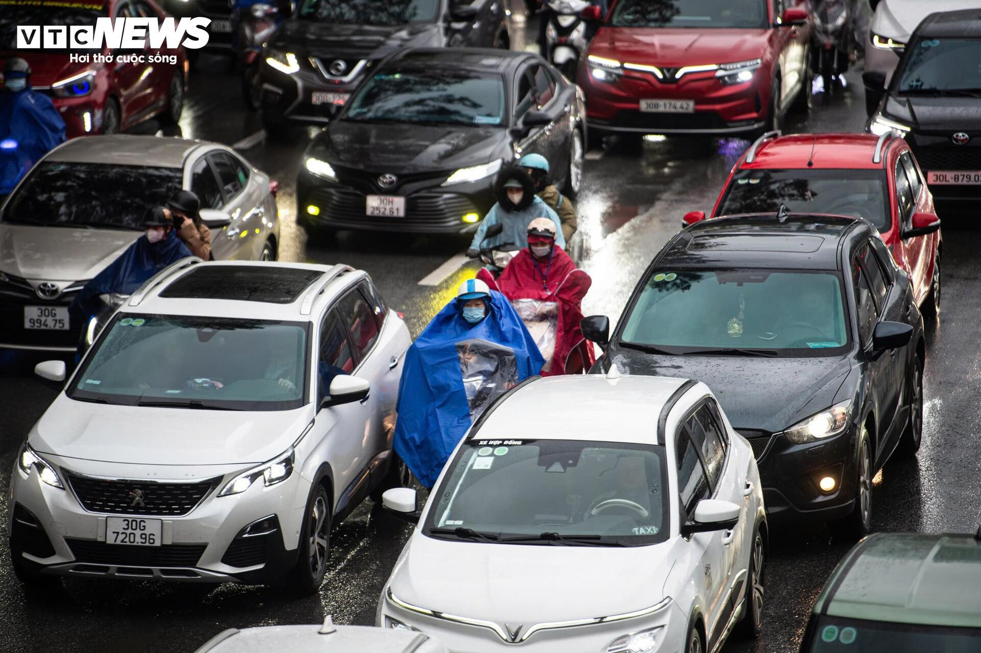 Người Hà Nội đổ ra đường sắm Tết, giao thông kẹt cứng từ sáng sớm - 3