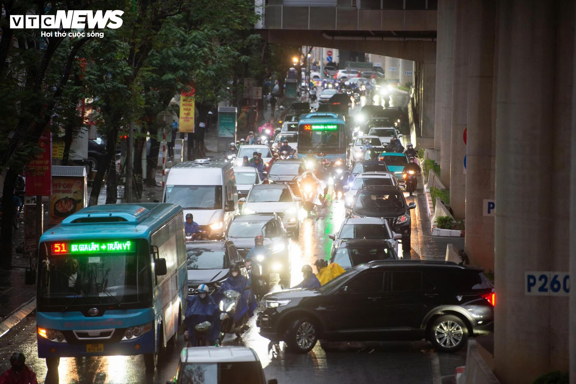 Người Hà Nội đổ ra đường sắm Tết, giao thông kẹt cứng từ sáng sớm - 7