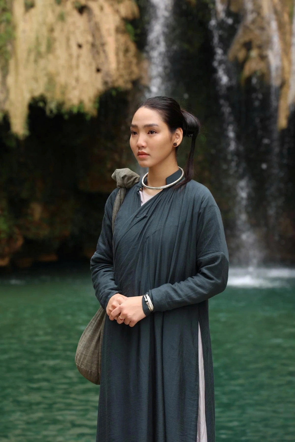 nhan sac nu chinh trong phim tet nha ba toi mot phong cua truong giang hinh anh 3