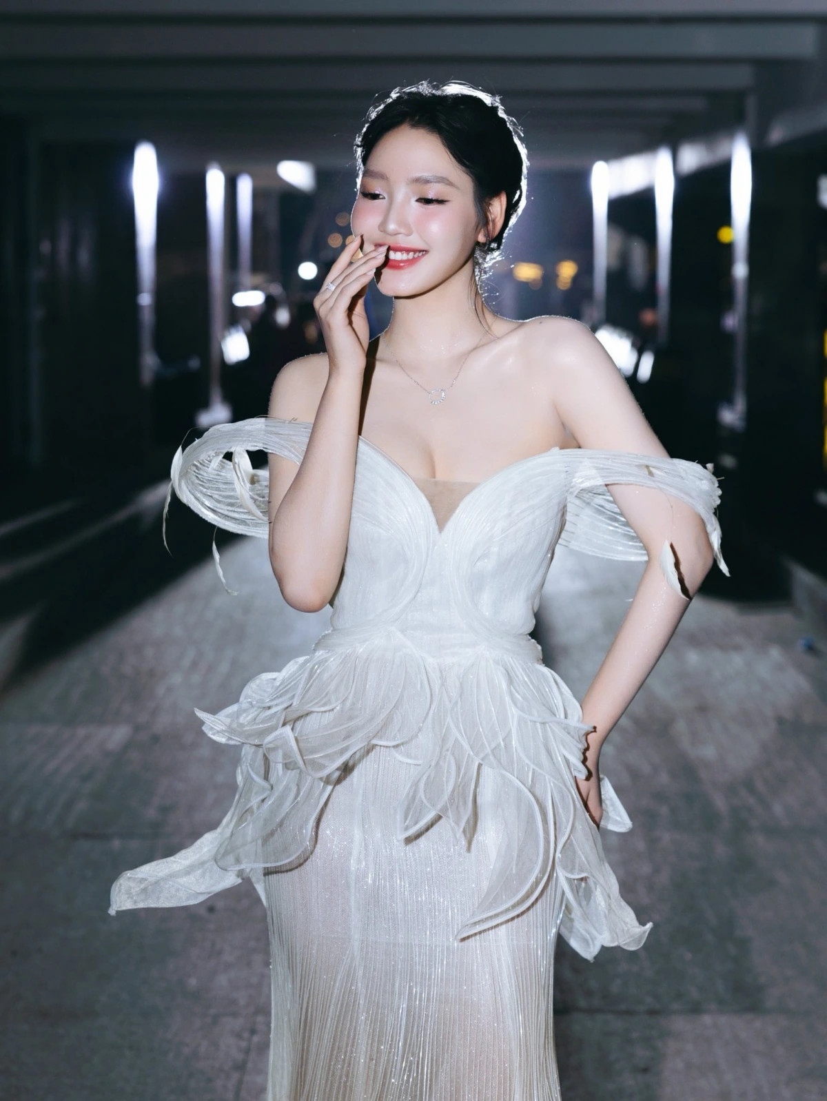 nhan sac nu chinh trong phim tet nha ba toi mot phong cua truong giang hinh anh 7