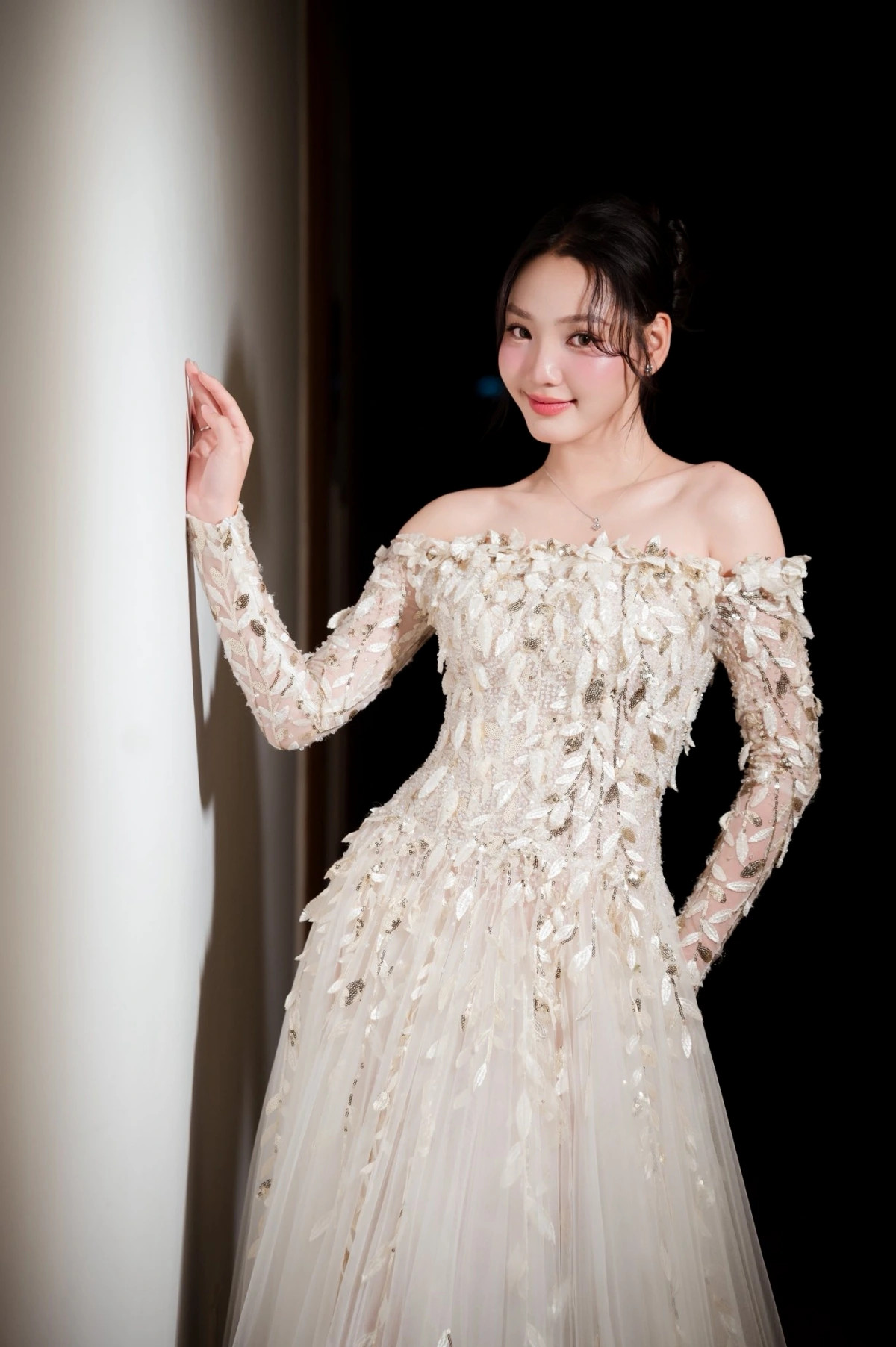 nhan sac nu chinh trong phim tet nha ba toi mot phong cua truong giang hinh anh 6