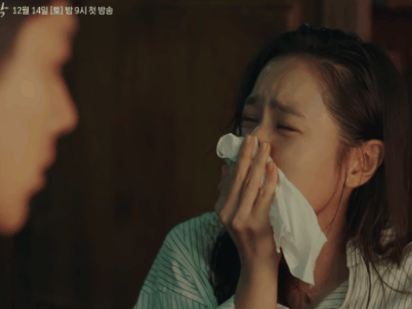 Nửa đêm nhận tin nhắn của con, tôi ngất lịm thấy chồng đang đi công tác lại đừng cùng người này  - Ảnh 1