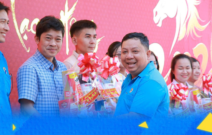 Cao nhất gần 200 triệu đồng/người插图 Công đoàn Trường Đại học Lạc Hồng tổ chức chương trình trao quà Tết cho nhà giáo và người lao động hôm 2/2. (Ảnh minh họa: Fanpage nhà trường)