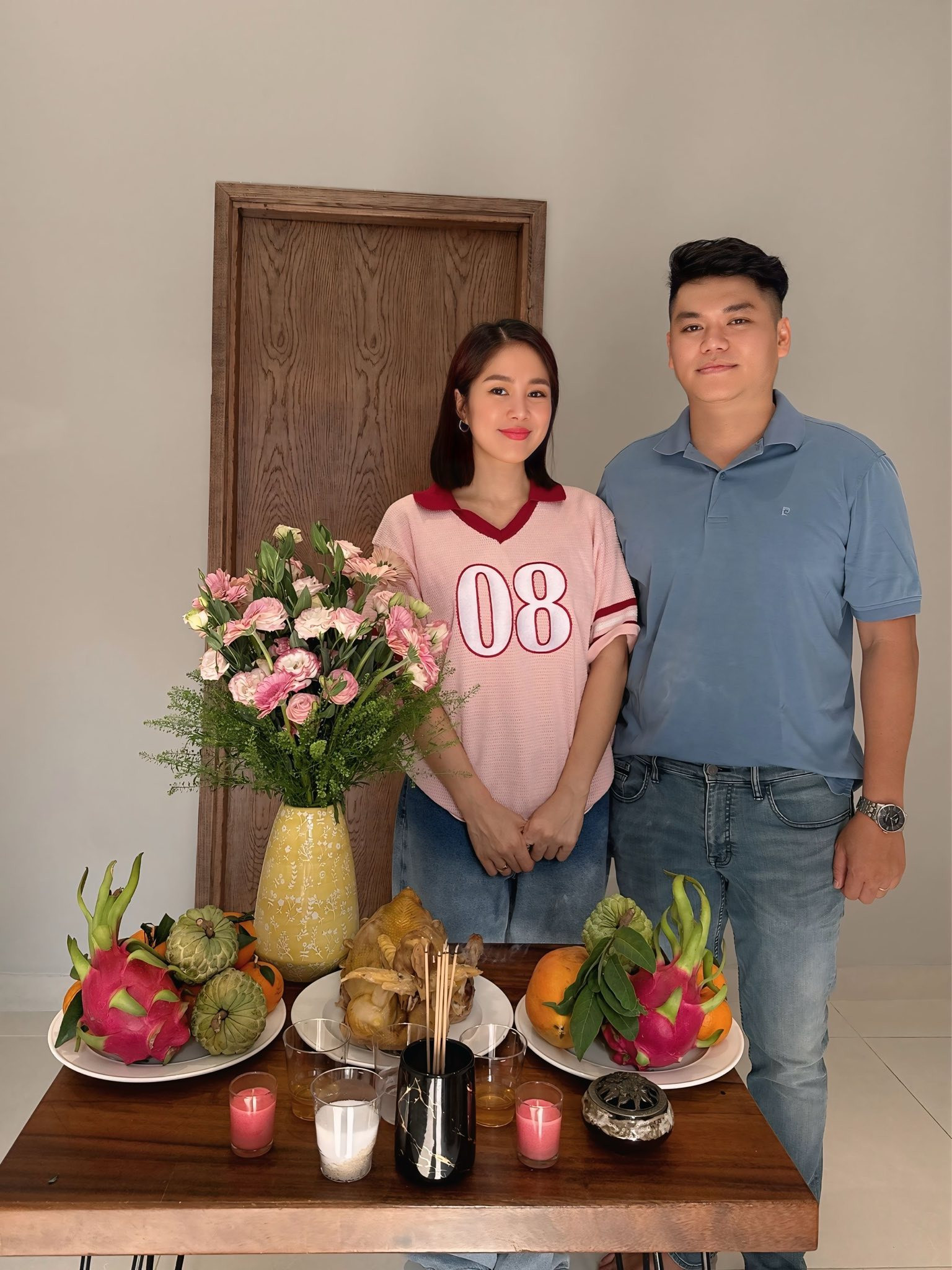 Vợ chồng Lê Phương tận hưởng không khí Tết sớm ở Hà Nội - Ảnh 3.