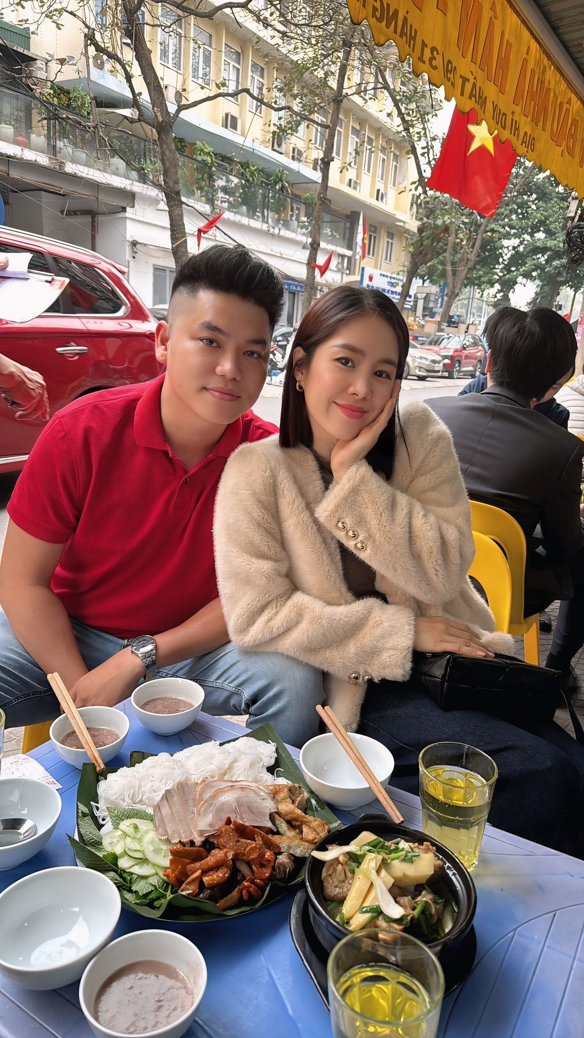 vo chong le phuong tan huong khong khi tet som o ha noi fd79c5133415403d843b3bebd190efa2 542.jpg