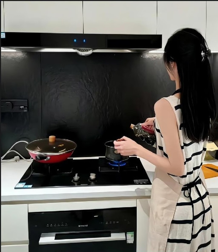 Vụ lừa đảo chấn động dư luận Trung Quốc: Trợ lý mạo danh KOL trục lợi 4 tỷ đồng插图2 Jiang mặc đồ và sử dụng bếp của Chen để xây dựng hình ảnh sang chảnh. (Ảnh: 163)