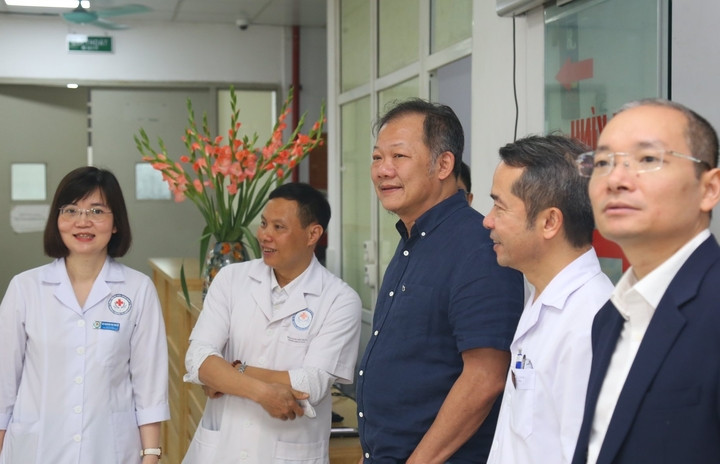 PGS.TS Dương Đức Hùng cùng đại diện các đơn vị khảo sát, triển khai công tác bàn giao, tiếp nhận Bệnh viện Đa khoa Nông nghiệp.