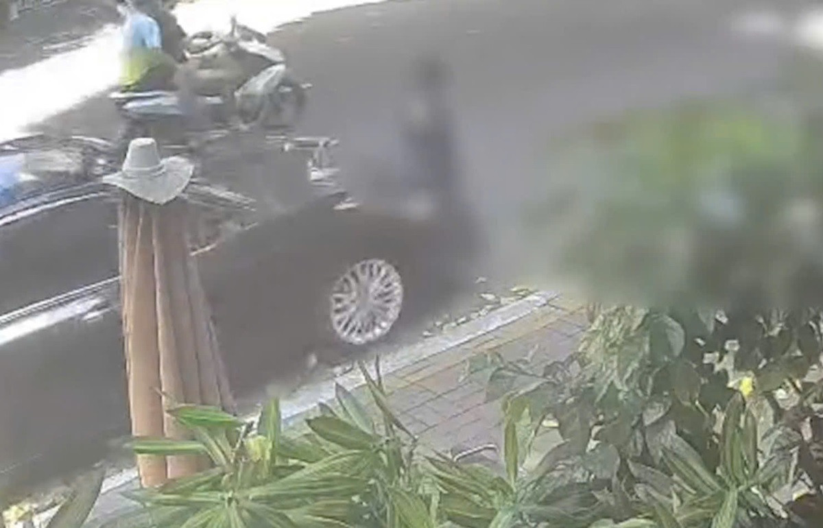 Bị ô tô cuốn vào gầm khi đi bộ sát lòng đường, người phụ nữ tử vong thương tâm..jpg