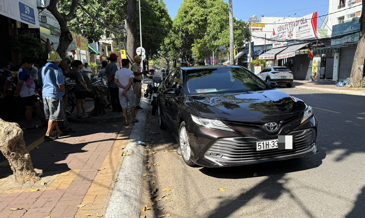 Bị ô tô cuốn vào gầm khi đi bộ sát lòng đường, người phụ nữ tử vong thương tâm..png