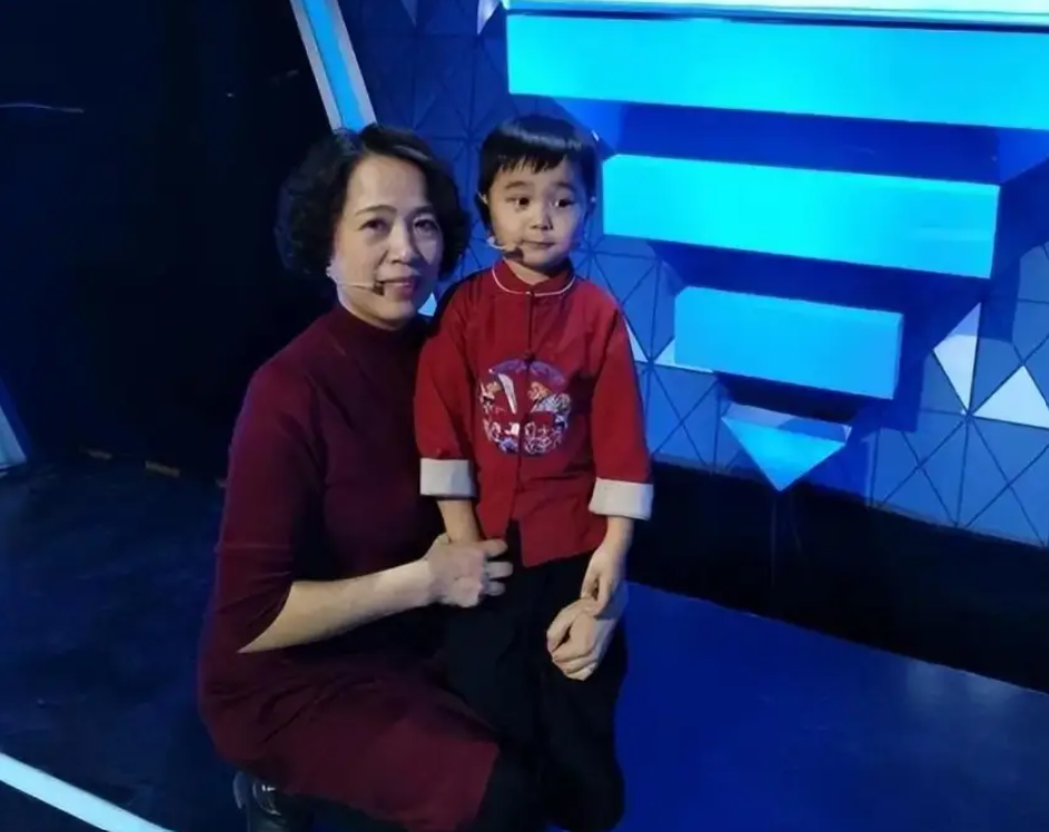 Cuộc sống hiện tại gây bất ngờ của thần đồng 3 tuổi nhận biết quốc kỳ, quốc huy của hơn 200 quốc gia, nhớ 3.000 chữ - Ảnh 1.