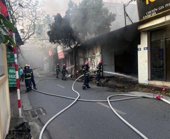 Khống chế biển lửa tại cơ sở phế liệu phường Bồ Đề Hà Nội 2026 - Ảnh 1.