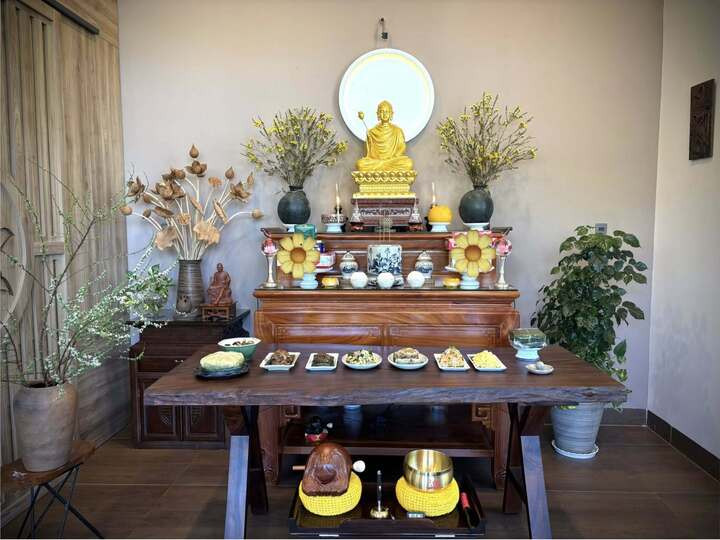 Mâm lễ cúng Phật ngày rằm tháng Giêng tại nhà. (Ảnh: Bảo Bình)