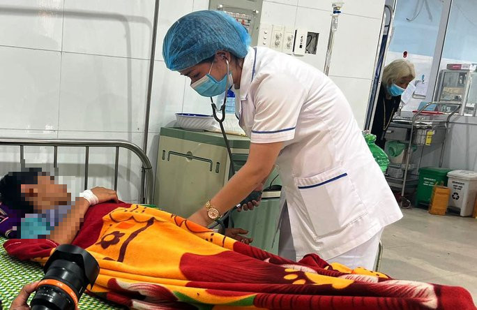 2 người hôn mê, thở máy sau khi ăn cá ủ chua ở Đà Nẵng - Ảnh 1.