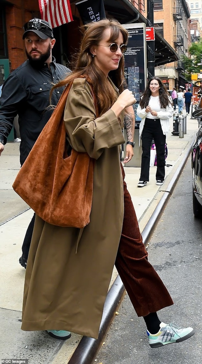 Hình ảnh Dakota Johnson diện chiếc túi tote năm 2024.