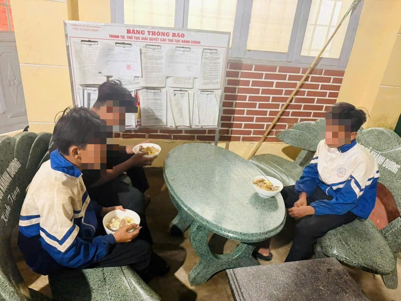 Ba thiếu niên bỏ nhà đi 250km từ Lâm Đồng sang Đắk Lắk không đội mũ bảo hiểm - Ảnh 1.