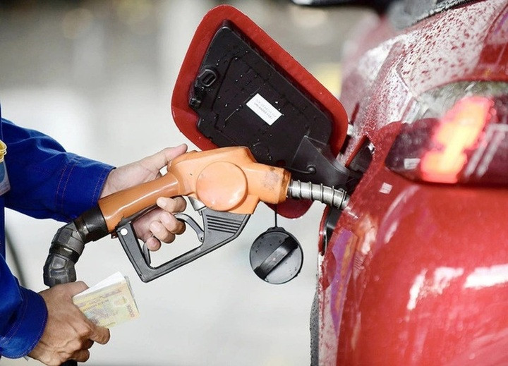 Bộ Công Thương gợi ý hạn chế đi xe cá nhân để tiết kiệm xăng dầu. (Ảnh minh họa)