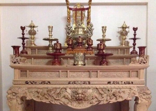 Đây mới là cách bài trí bàn thờ gia tiên 3 cấp mang lại phúc lộc và bình an - Ảnh 3.