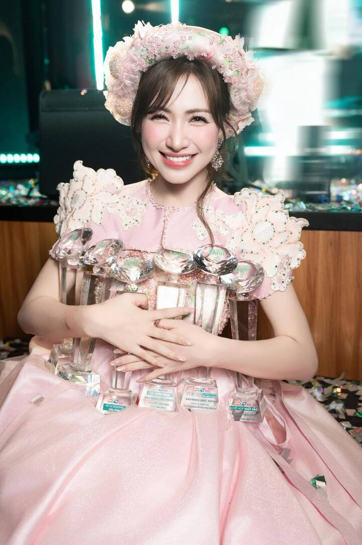 Hòa Minzy hiện là một trong số nữ ca sĩ hàng đầu showbiz Việt.