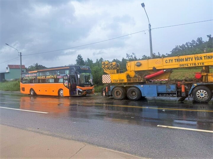 Xe khách bị lật được lực lượng chức năng đưa vào lề đường, đảm bảo an toàn giao thông trên tuyến quốc lộ 19 qua địa bàn tỉnh Gia Lai. (Ảnh; Tây Sơn Hội Tụ)