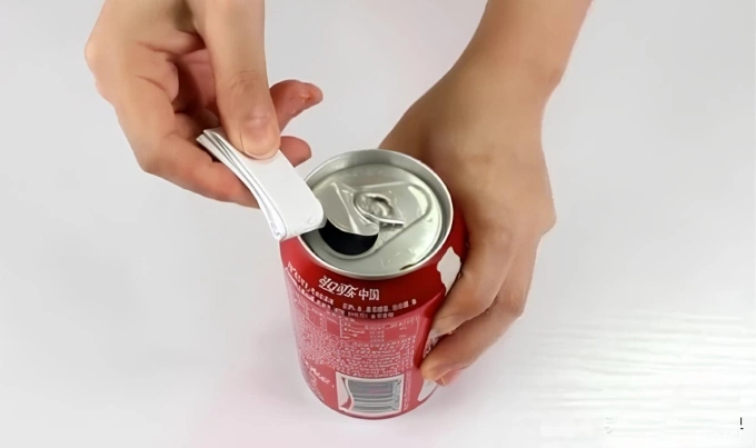 Mẹo mở lon nước bằng một mẩu giấy là một minh chứng cho thấy sự sáng tạo và khả năng tận dụng những vật dụng đơn giản xung quanh chúng ta.