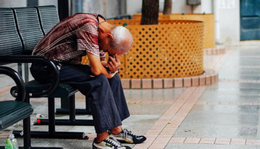 Về già mới mang 2 căn nhà tìm con để bù đắp, người cha nhận cái kết đắng ngắt - Ảnh 1.