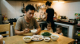 vo chi biet luoc rau, luoc thit, tien tieu bao nhieu cung het hinh anh 1