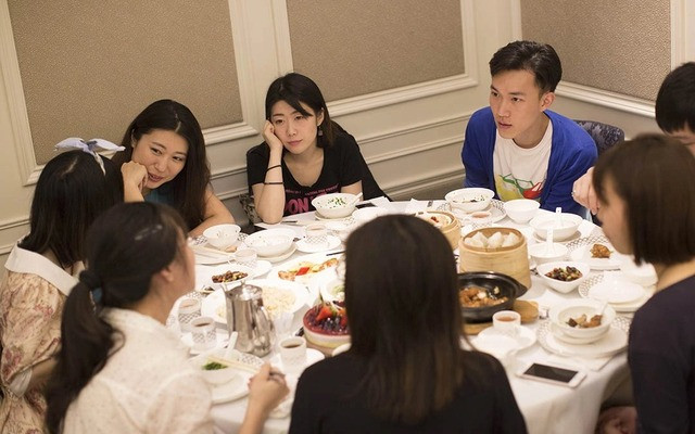 Bị ép bao cả buổi họp lớp vì giàu, tôi đứng lên trả phần mình rồi đi về khiến tất cả sững sờ - Ảnh 1.