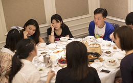 Bị ép bao cả buổi họp lớp vì giàu, tôi đứng lên trả phần mình rồi đi về khiến tất cả sững sờ - Ảnh 1.