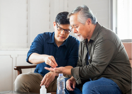 Mở túi vải ông nội để lại trước lúc mất, tôi bật khóc nhận ra: Thời gian dành cho người thân không thể chờ đợi - Ảnh 1.