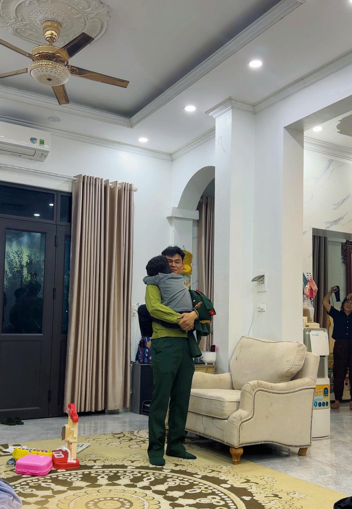 Tổ ấm hơn 1 . 000 M2 của Hòa Minzy và Văn Cương: Hạnh phúc bên gia đình - Ảnh 2.