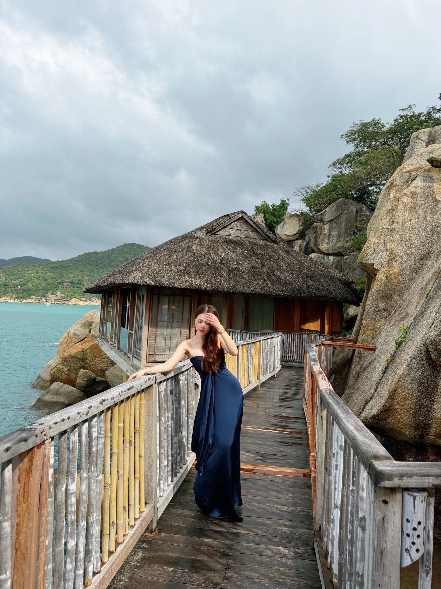 Bùi Quỳnh Hoa khoe vòng eo cuốn hút trong bộ đồ bơi cut-out táo bạo插图5 Bùi Quỳnh Hoa khoe vòng eo cuốn hút trong bộ đồ bơi cut - out táo bạo 2026 - Ảnh 6.