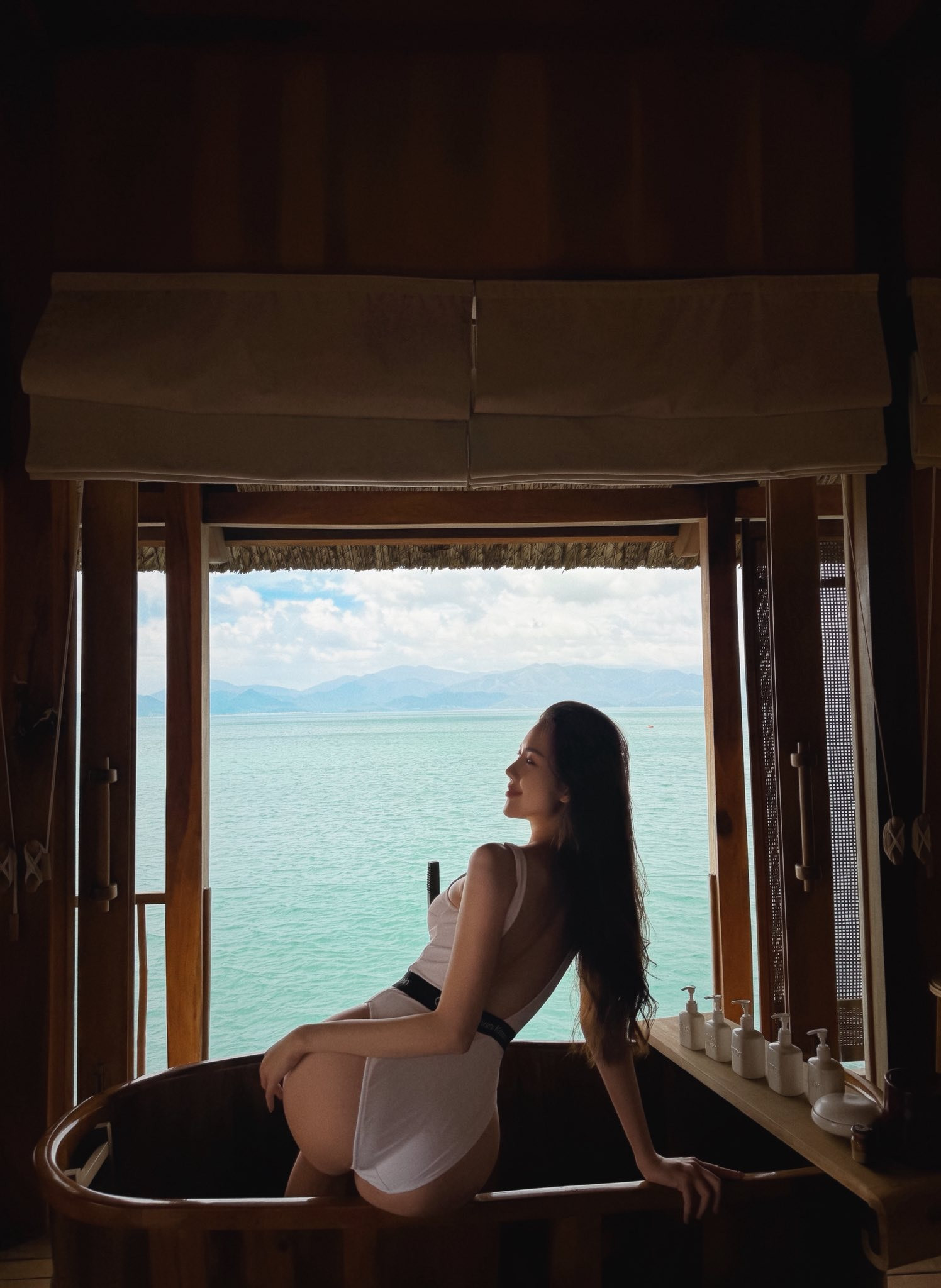 Bùi Quỳnh Hoa khoe vòng eo cuốn hút trong bộ đồ bơi cut-out táo bạo插图2 Bùi Quỳnh Hoa khoe vòng eo cuốn hút trong bộ đồ bơi cut - out táo bạo 2026 - Ảnh 3.