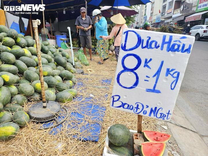 Dưa hấu được bày bán trên nhiều tuyến đường ở TP.HCM.