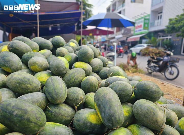 Dưa hấu từ các tỉnh được chở về TP.HCM, bày bán tại nhiều điểm ven đường.