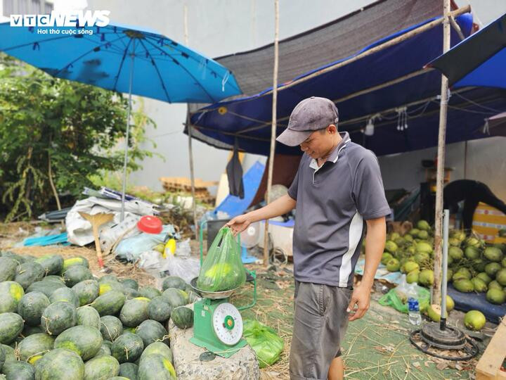 Anh Trọng nhập về gần 5 tấn dưa hấu nhưng chỉ mới bán được vài trăm ký.