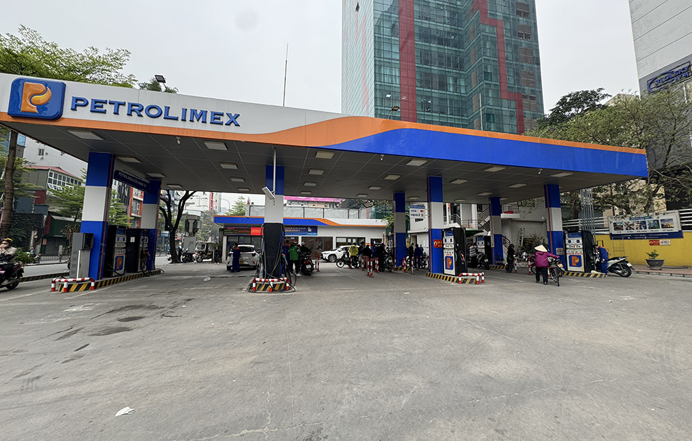 Cây xăng ở Hà Nội 'khác lạ' sau khi giá xăng dầu giảm mạnh插图5 xang nam dong 1.jpg