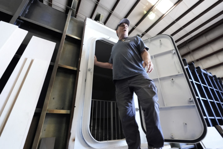 Ron Hubbard, chủ sở hữu của Atlas Survival Shelters, giới thiệu về hầm trú ẩn mà công ty ông đang xây dựng cho một khách hàng trong chuyến tham quan cơ sở sản xuất của mình tại Sulphur Springs, Texas. (Nguồn: AP)