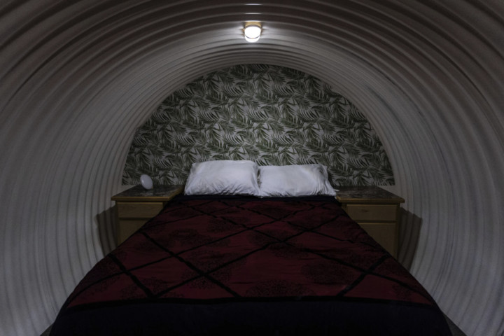 Phòng ngủ bên trong một căn hầm trú ẩn dưới lòng đất. (Nguồn: AP)