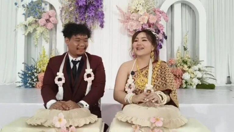 Cô dâu lái xe mui trần, đem sinh lễ khủng đến cầu hôn chú rể gây bão mạng插图1 co dau lai xe mui tran, dem sinh le khung den cau hon chu re gay bao mang hinh anh 2