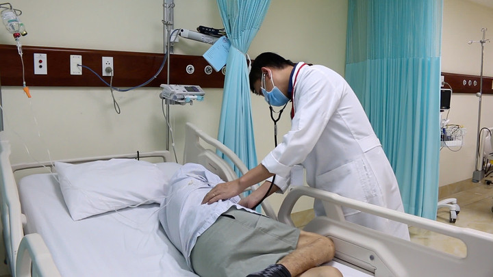 Cụ ông 80 tuổi rơi vào nguy kịch vì tự ý cắt ống thông tiểu. (Ảnh: BVCC)