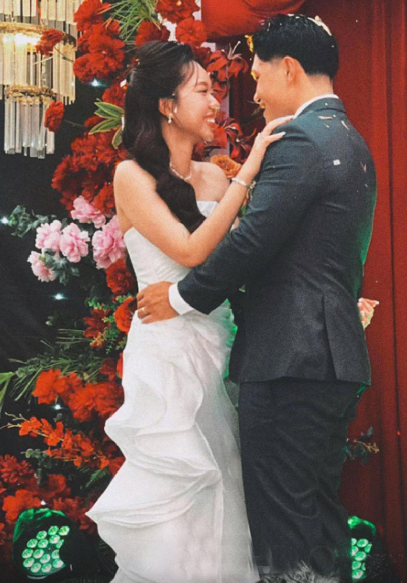 Khoảnh khắc trưởng tộc khóc nghẹn trong lễ xuất giá của cháu gái gây xúc động插图1 anh 3.jpg