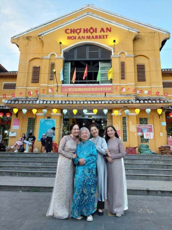 Mỹ nhân Hà thành nổi danh một thời và cuộc sống kín tiếng bên chồng Pháp插图3 NSƯT Lê Vi vừa trở về Việt Nam cùng NSND Lê Khanh, NSƯT Lê Vân đưa mẹ đi du lịch.