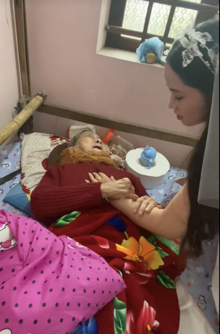 Hình ảnh bà nội già yếu nằm khóc tiễn cháu gái xuất giá đã chạm tới trái tim hàng triệu người. (Ảnh: Chụp màn hình)