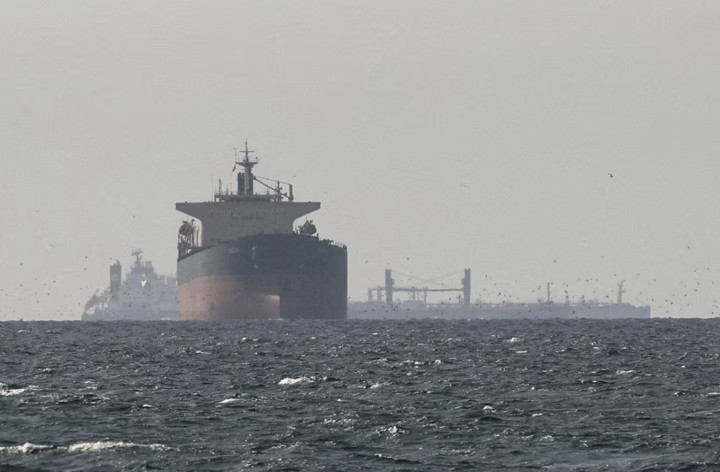 Tàu chở dầu di chuyển trên Vịnh gần eo biển Hormuz, nhìn từ phía bắc Ras al-Khaimah. (Nguồn: Reuters)